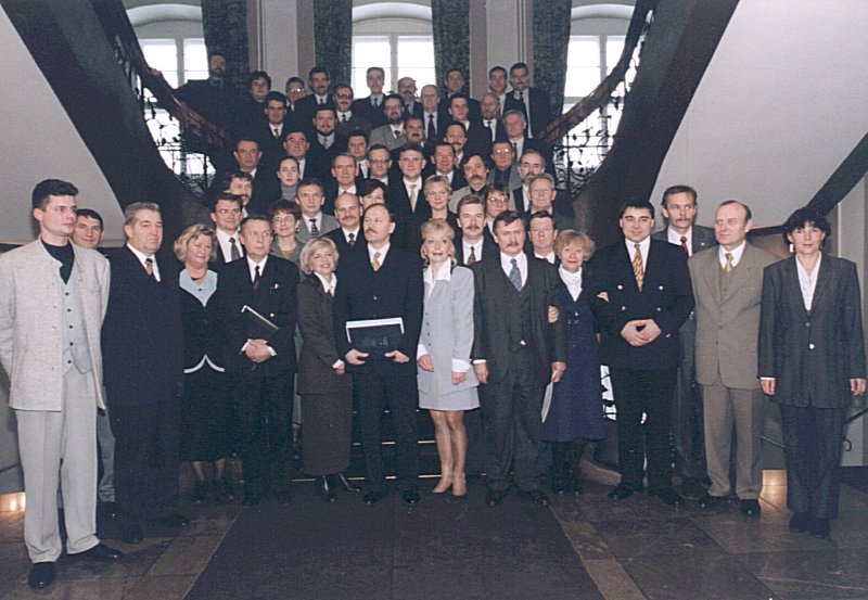 Zdjęcie grupowe Radnych na schodach Urzędu Miasta