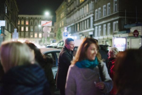 Grupa radosnych ludzi na ulicy środmieścia Szczecina