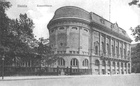 Nie istniejący budynek Filharmonii oraz Dom Związkowy wybudowany w latach 1883-1884 na rogu ulicy Matejki i Małopolskiej (1920 r.)
