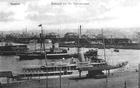 Widok z Wałów Chrobrego na wyspę Bielawę i nabrzeże Starówki. Na pierwszym planie statek pasażerski "Berlin". (1920 r.)