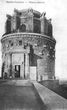 Wieża Bismarcka wybudowana w 1912 roku na Gocławiu, wzorowana na grobowcu Teodoryka Wielkiego znajdującego się w Rawennie. (1917 r.)