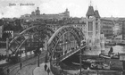 Wjazd od strony Łasztowni na nie istniej†cy most Kłodny (omyłkowo nazwany na zjęciu mostem Hanzy), z górującym na dalszym planie Zamkiem Książąt Pomorskich. Po prawej stronie budynki,które znajdowały się przy nie istniejącej dziś ulicy Lazurowej (1925 r.)