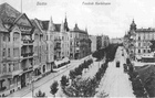Ulica Piłsudzkiego, widok od placu Rodła w kierunku placu Grunwaldzkiego. Po lewej stronie, na miejscu nie istniejącego budynku mieści się Wojewódzka Przychodnia Specjalistyczna (1915 r.)