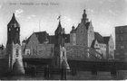 Na pierwszym planie Most Długi (wcześniej Most Hanzy). W głębi budynek Królewskiego Urzędu Celnego oddany do użytku w 1908 roku. Obecnie również siedziba Urzędu Celnego (1915 r.)