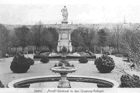 Pomnik Ernsta M. Arndta (poeta i historyk, 1769-1860) w Parku Kasprowicza. Za drzewami widoczne szczyty budynków mieszkalnych przy ul. Słowackiego. (1910 r.)