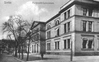 Gimnazjum Mariackie zbudowano w 1832 roku na placu Mariackim, na miejscu dawnego kościoła NM Panny. Dzisiaj siedziba LO nr IX. (1915 r.)