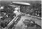 Sterowiec "Graf Zeppelin" nad Odrą w Szczecinie, ok. roku 1920.