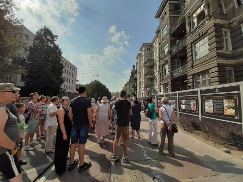 duża grupa ludzi z przewodnikiem na jadnej z ulic Szczecina
