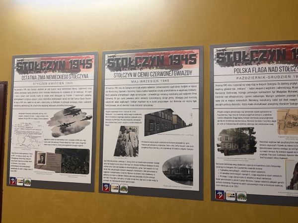 Trzy tablice na ścianie wystawowej