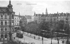 Zabudowa południowo-wschodniej strony placu Zwycięstwa. W oddali widoczna wieża budynku PAM. (1910 r.)