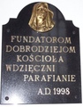 plac św. Piotra i Pawła - kościół, tablica FUNDATOROM I DOBRODZIEJOM, 1998 r.