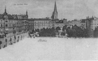 Zabudowa placu Zwycięstwa. Na środku widoczna Brama Portowa. Na miejscu nie istniejącego po lewej stronie budynku, znajduje się m.in. "Medicus" (1904 r.)