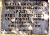 ul. Swarożyca 6, tablica KOMITET OKRĘGOWY POLSKIEJ PARTII ROBOTNICZEJ, 1962 r.