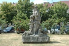 pomnik Flory ustyuowany przy Placu Orła Białego w Szczecinie