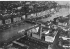 Widok z lotu ptaka na zabudowę miasta po obu stronach Odry, w rejonie mostu Długiego. Po prawej budynek Urzędu Celnego (1930 r.)