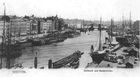 Widok z mostu Długiego na dawną zabudowę przyodrzańską i drewniany most Kłodny. (1900 r.)