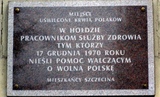 ul. Starzyńskiego 2, tablica poświęcona pracownikom służby zdrowia...1970, Jakub Lewiński, 2006 r.