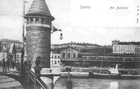 Na pierwszym planie nie istniejący Most Dworcowy. W głębi murowany budynek Dworca Głównego wzniesiony w 1900 roku. (1904 r.)