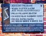 północna ściana wieży katedry, tablica: Jesteśmy Polakami…, 06.03.1998 r.