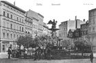 Zabudowa przy ul. Koński Kierat. Większość z widocznych po lewej stronie kamienic zachowała się w niewiele zmienionej formie. Na pierwszym planie barokowa fontanna z orłem wybudowana w 1732 roku na placu Orła Białego. (1904 r.)