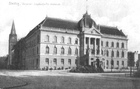 Neobarokowy, dawny budynek Towarzystwa Ziemskiego wybudowany w 1894 roku przy Alei Niepodległości. Obecnie siedziba Banku PKO (1909 r.)