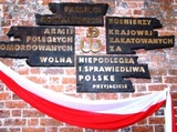 Tablice z napisem: Pamięci bohaterskich żołnierzy, odsłonięcie - 09.06.1985 r.