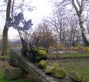 ul. Strzałowska 22, park, akcent rzeźbiarski, „Wbrew naturze”, 2004 r.
