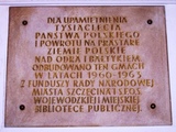ul. Podgórna 15/16, Książnica Pomorska, tablica 1000-LECIE PAŃSTWA POLSKIEGO, Sławomir Lewiński, 1963 r.